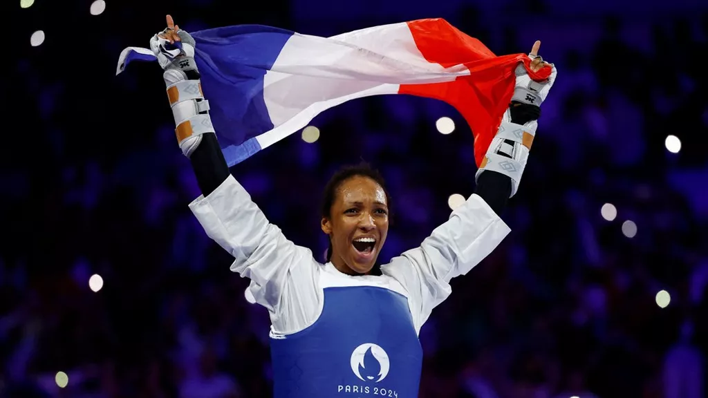 L'athlète Française Althéa Laurin brandissant le drapeau français dans son dos et éclatante de joie après sa victoire en finale des JO de Paris 2024